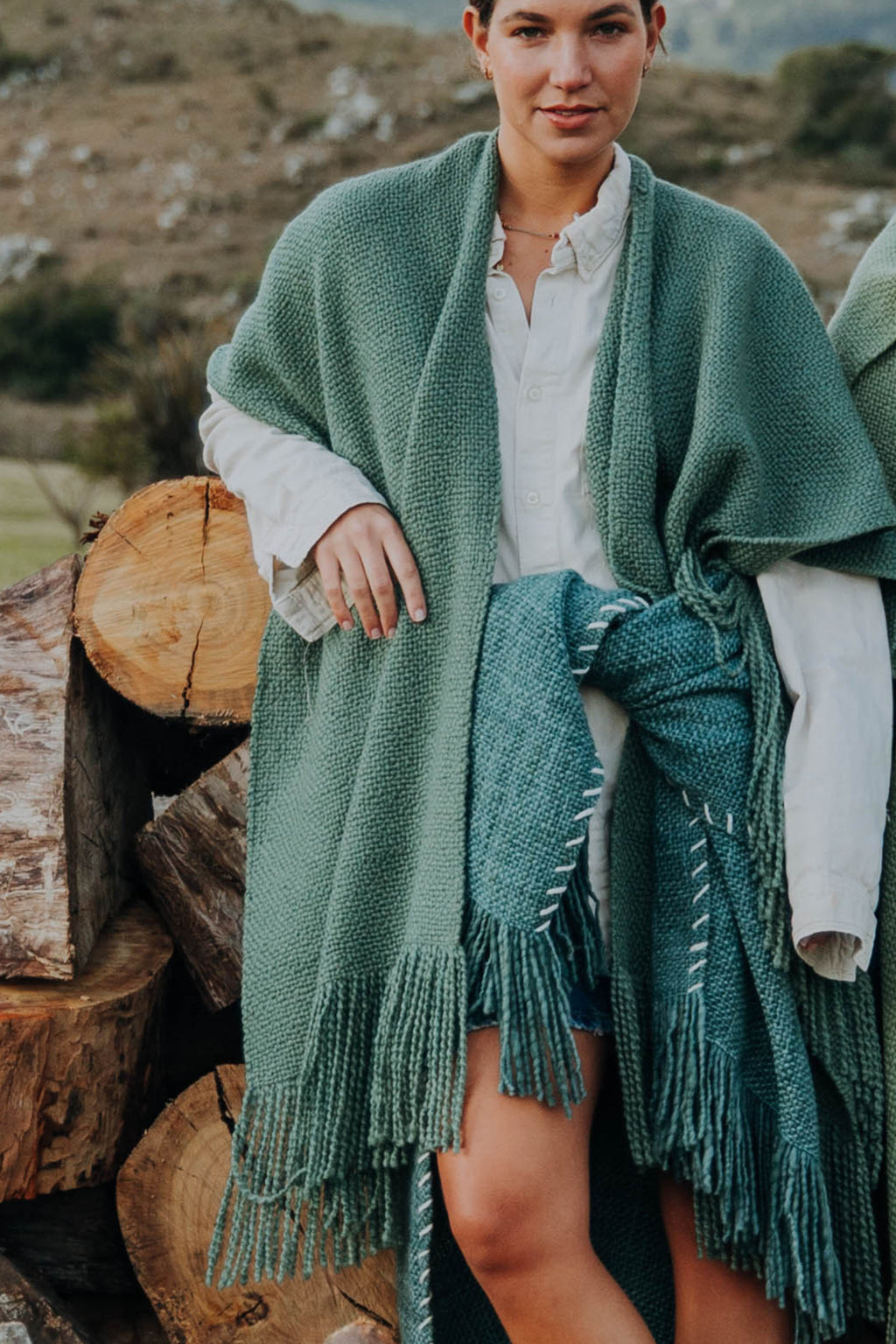 Ruana Rústica Fina Petróleo con Pespunte Crudo