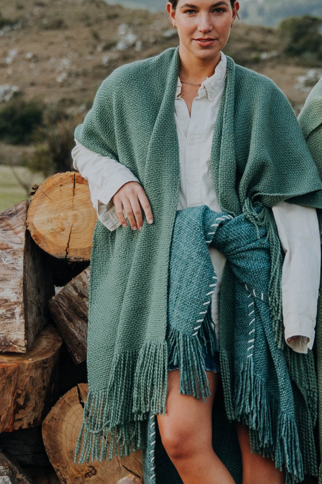 Ruana Rústica Fina Petróleo con Pespunte Crudo