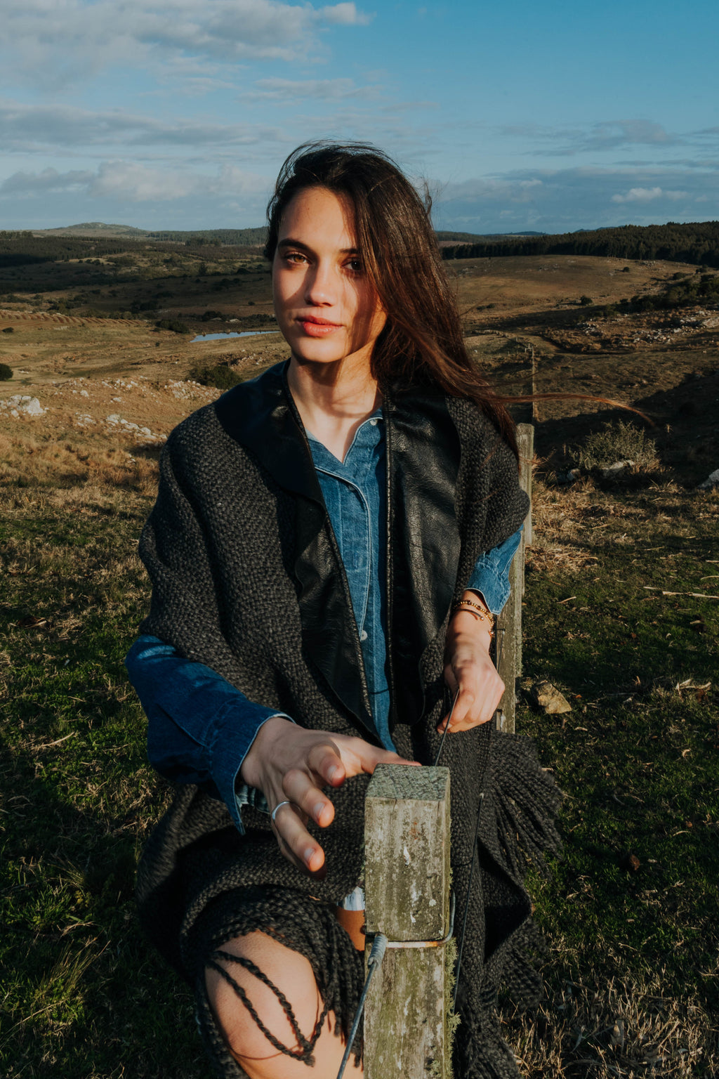 Ruana Mila Carbón con Cuello