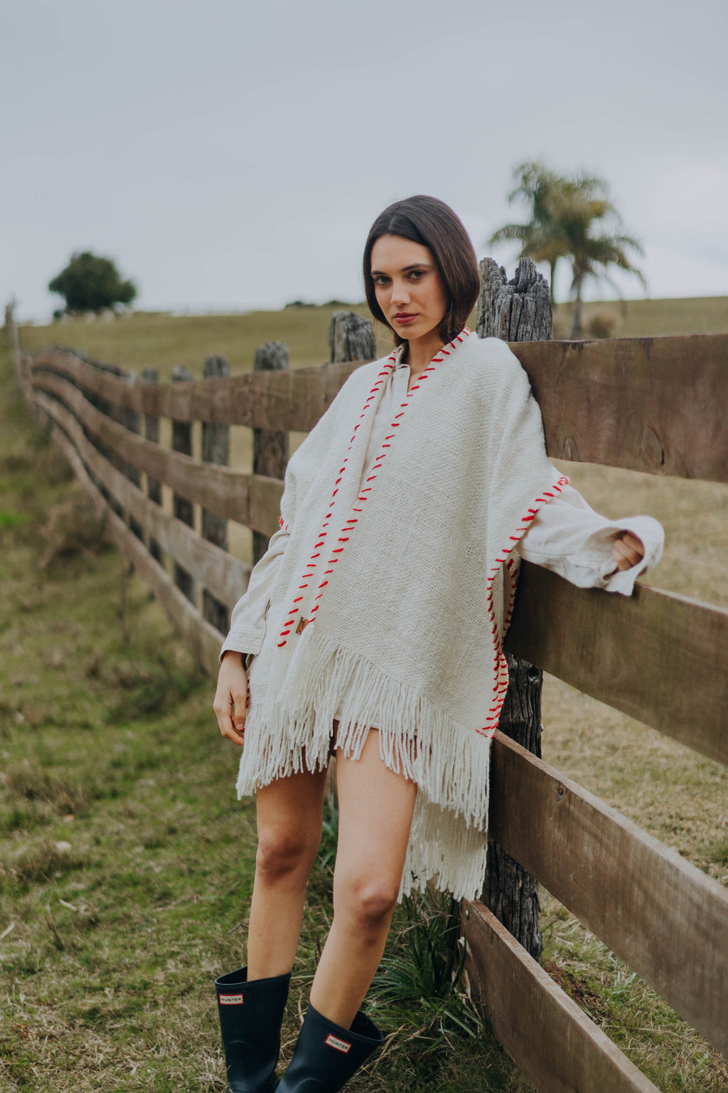 Ruana Rústica Fina Cruda con Pespunte Rojo