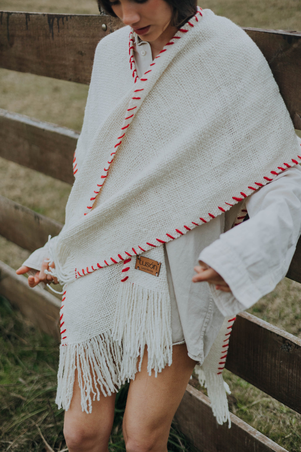 Ruana Rústica Fina Cruda con Pespunte Rojo