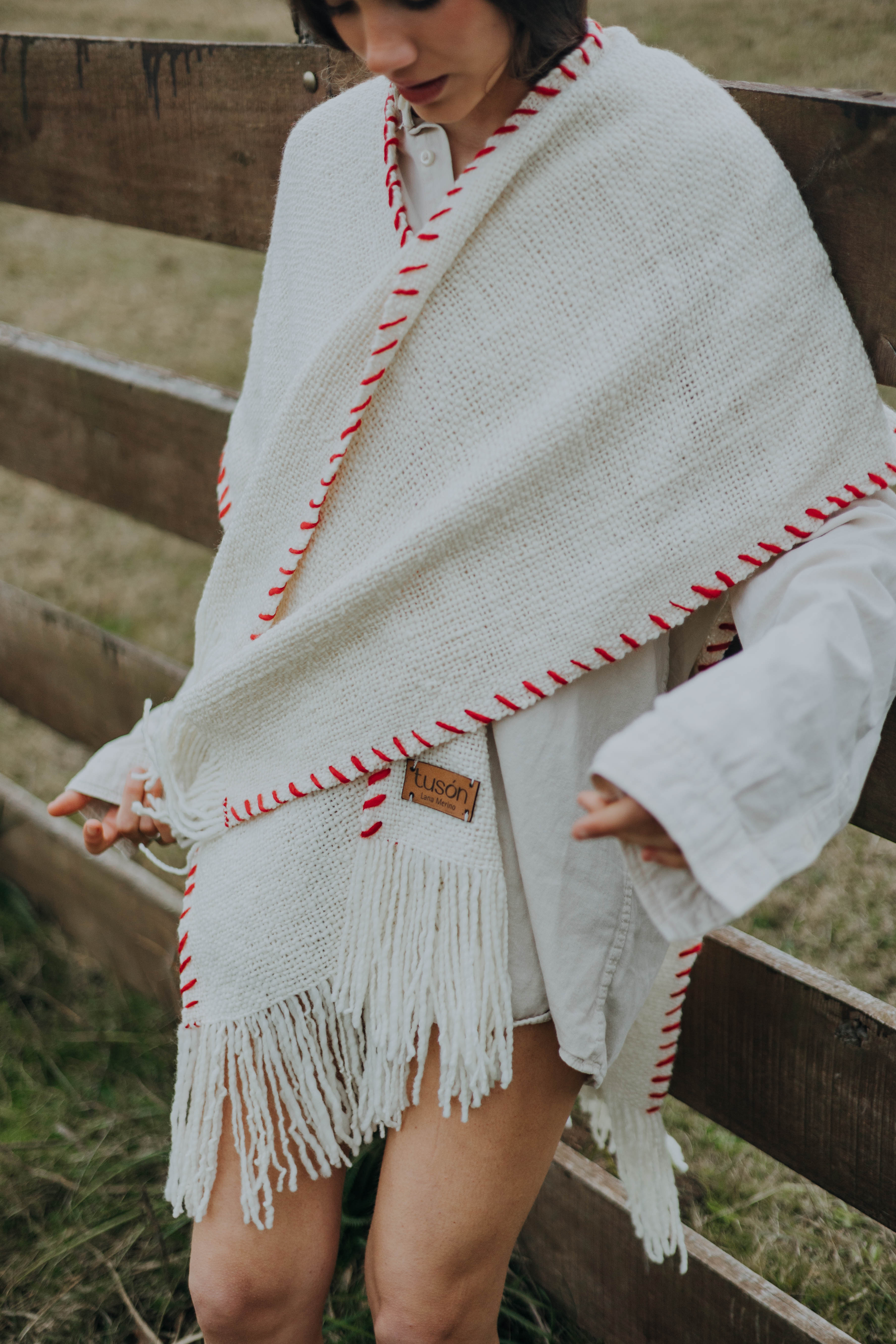 Ruana Rústica Fina Cruda con Pespunte Rojo