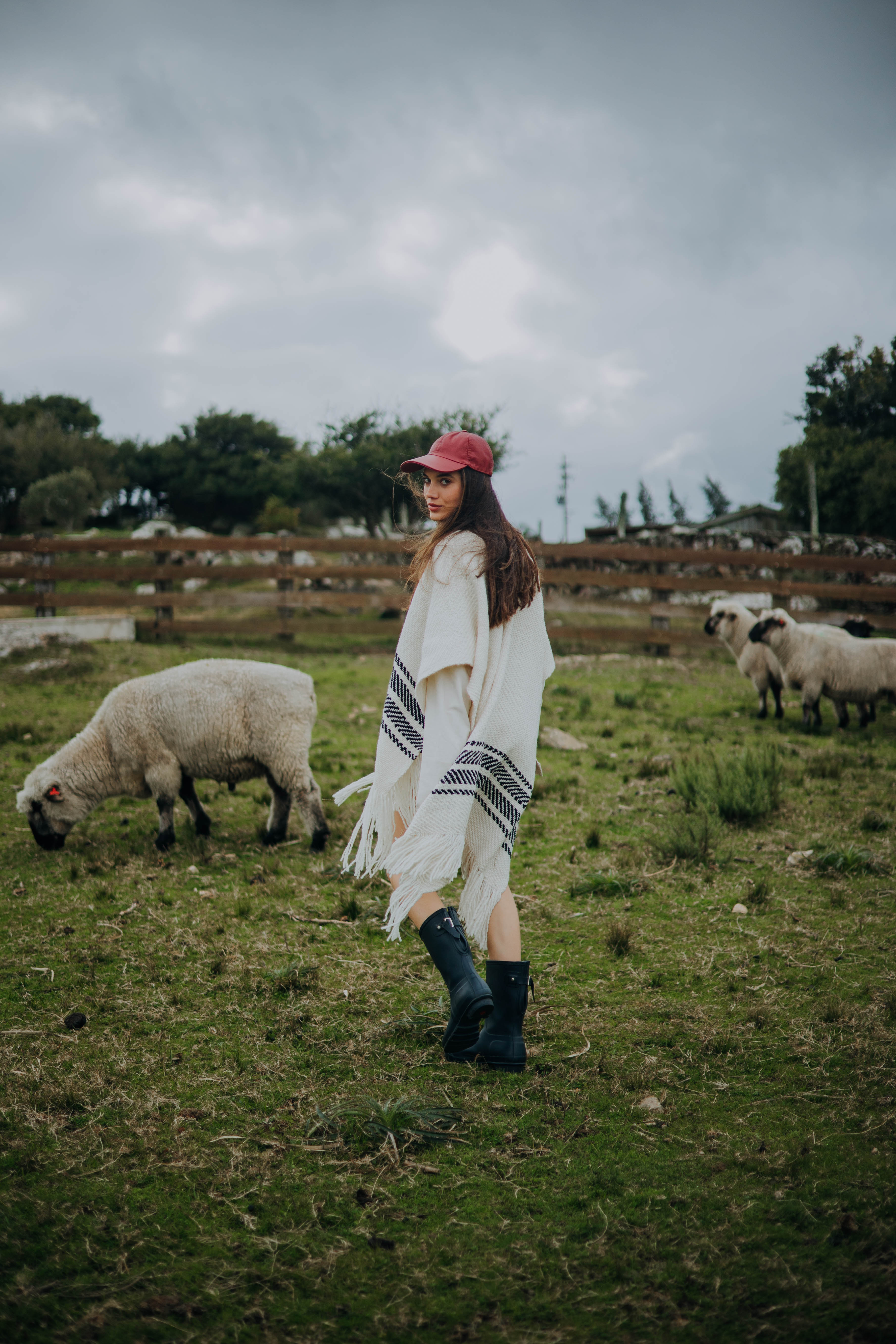 Ruana Rústica Gruesa Cruda con Franja