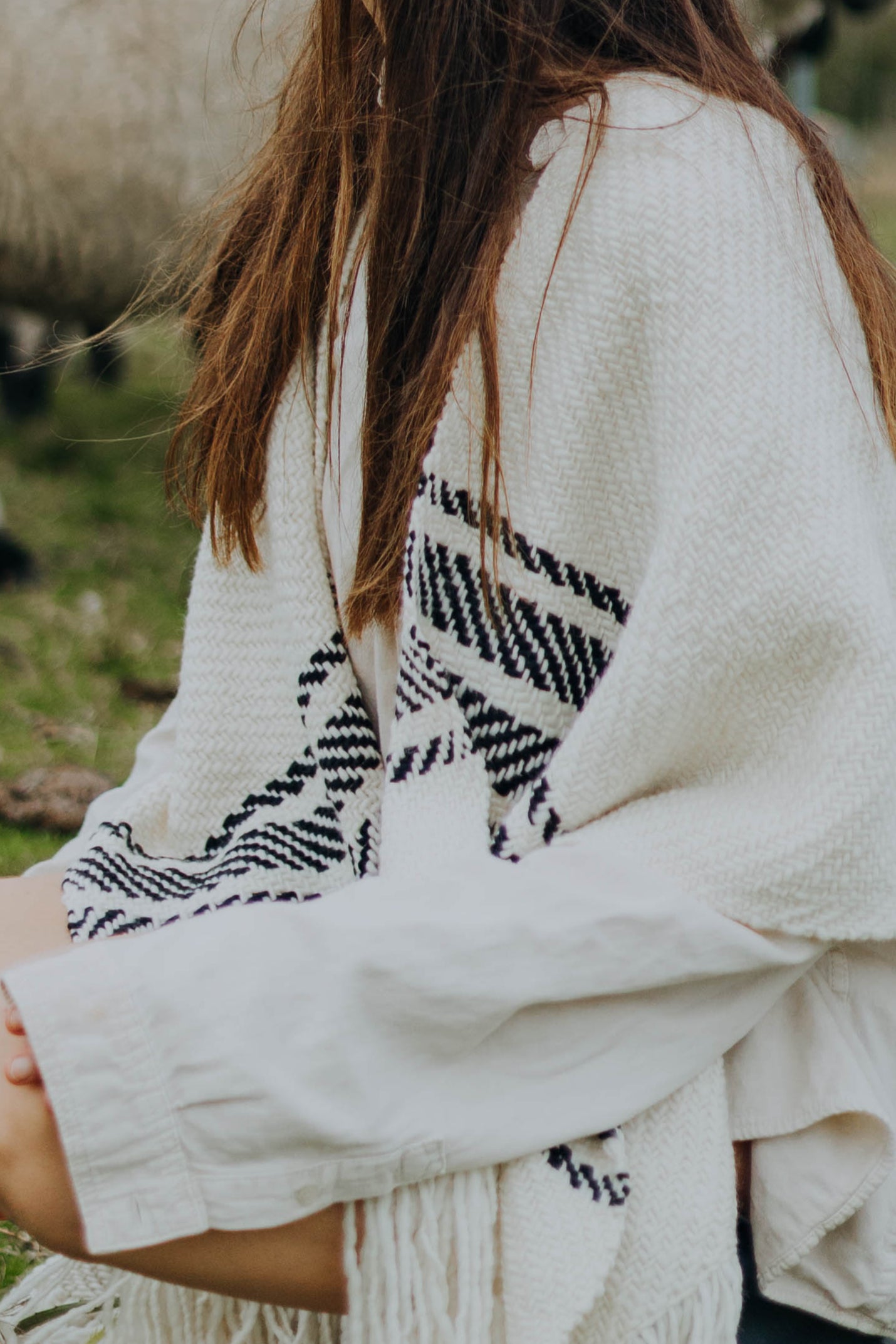 Ruana Rústica Gruesa Cruda con Franja