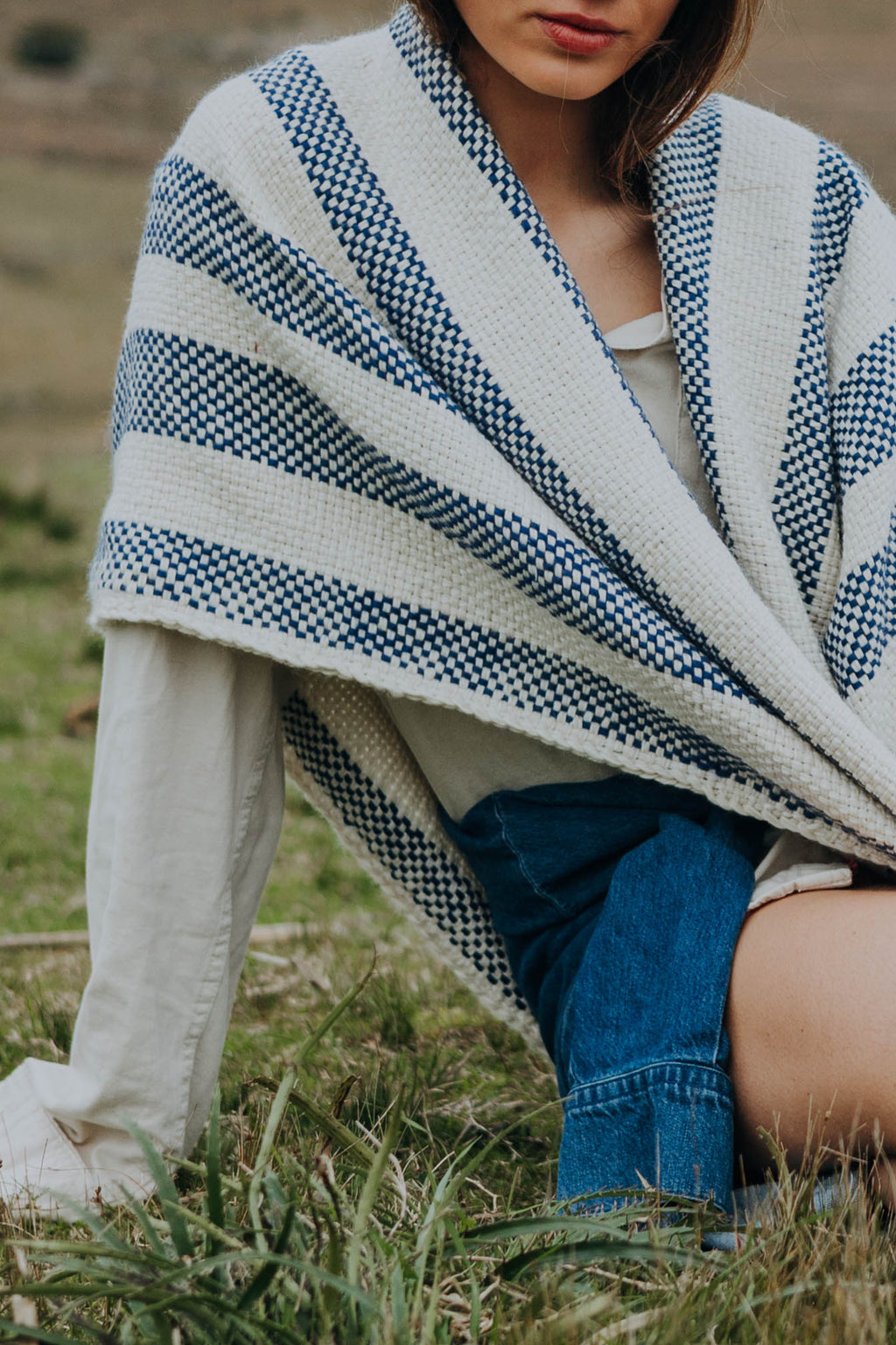 Ruana Amelia Cruda con Franja Azul