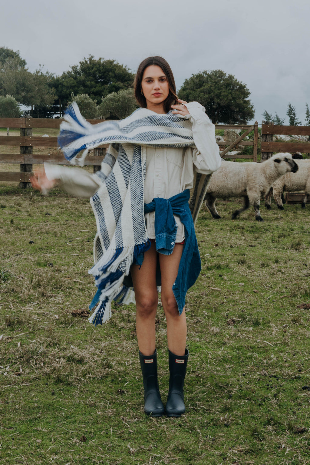 Ruana Amelia Cruda con Franja Azul