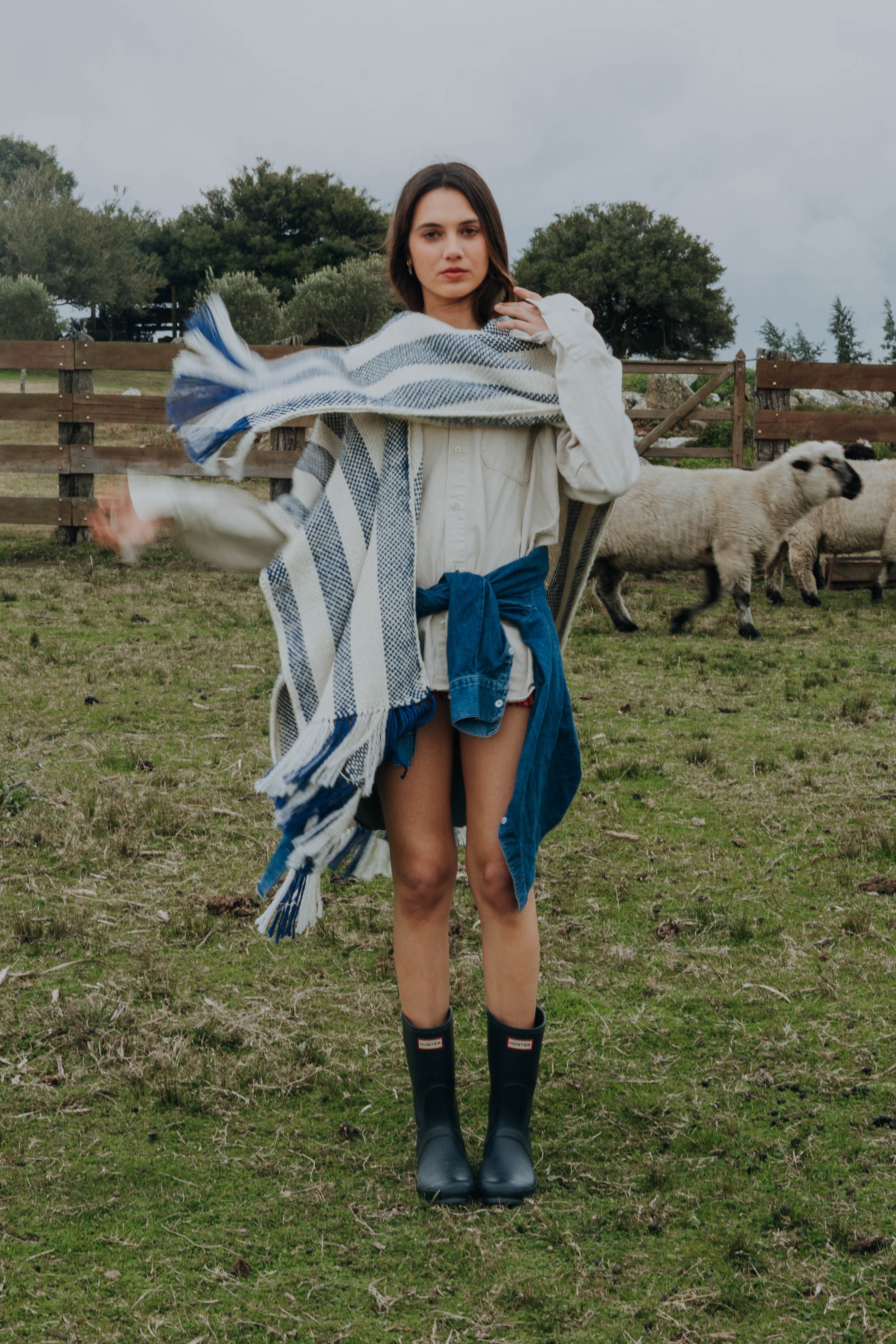 Ruana Amelia Cruda con Franja Azul