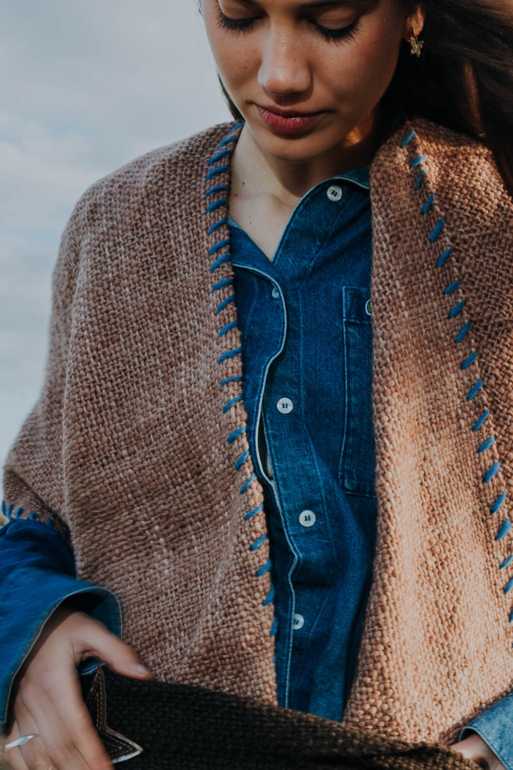 Ruana Rústica Fina Marrón con Pespunte Azul