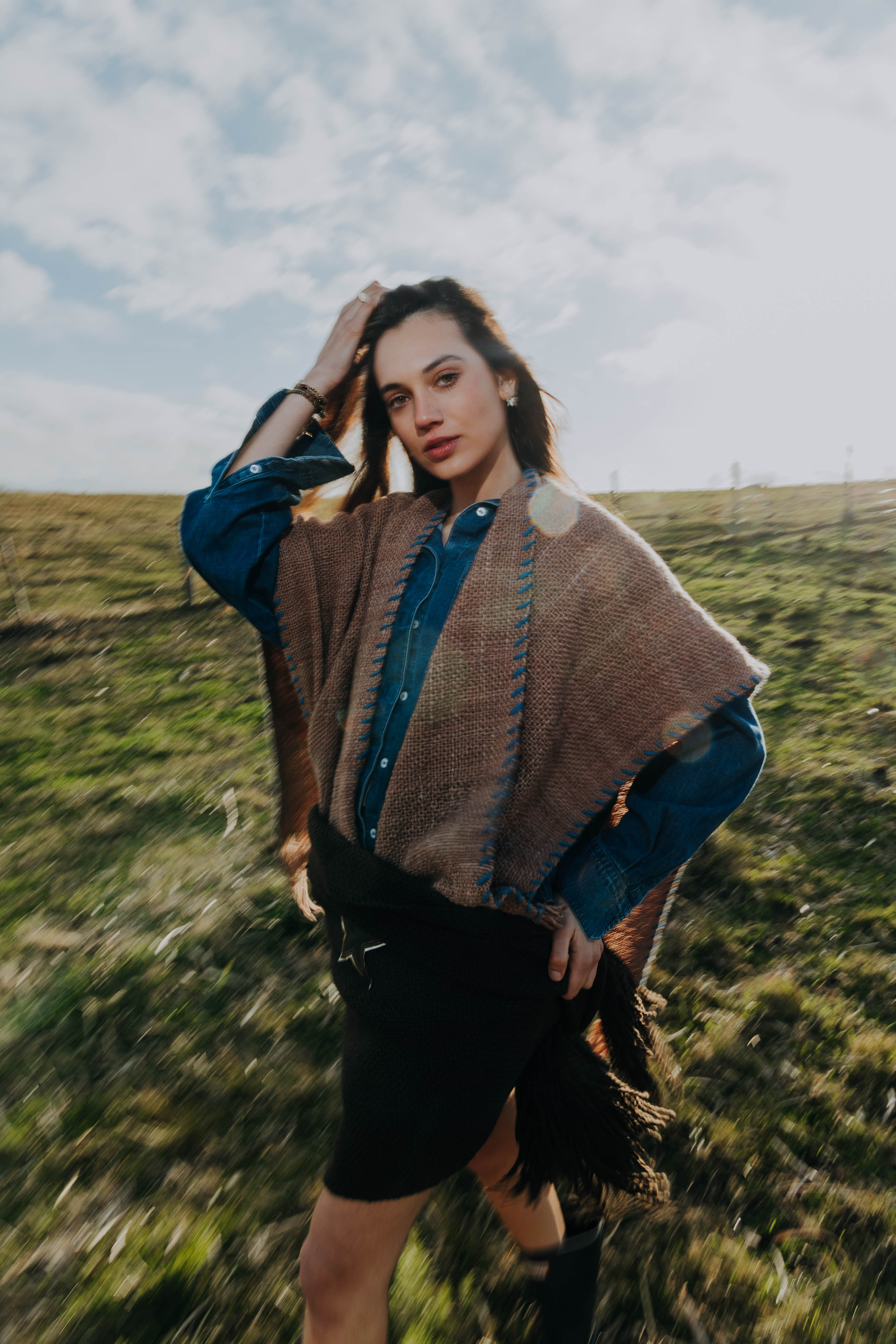 Ruana Rústica Fina Marrón con Pespunte Azul