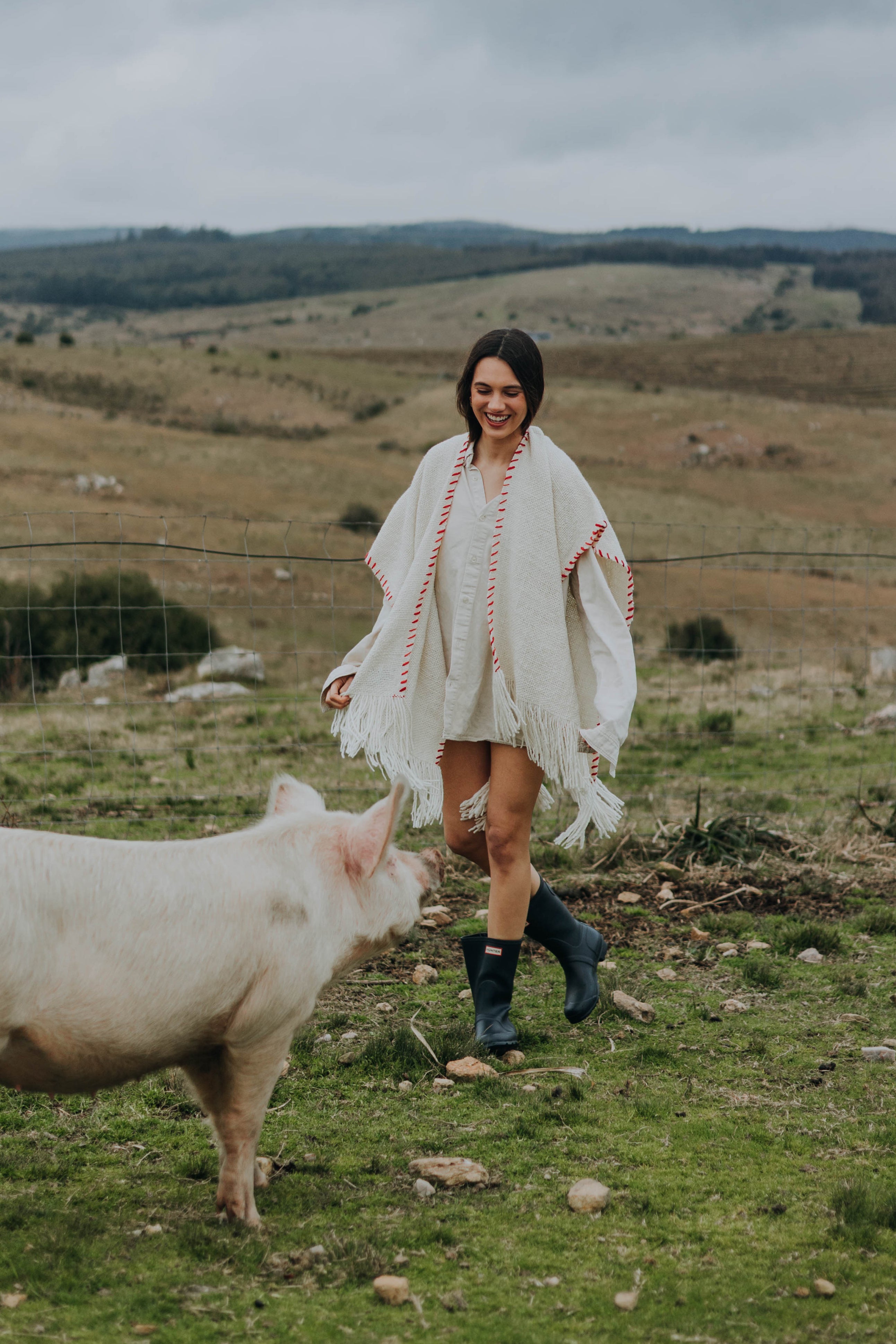 Ruana Rústica Fina Cruda con Pespunte Rojo