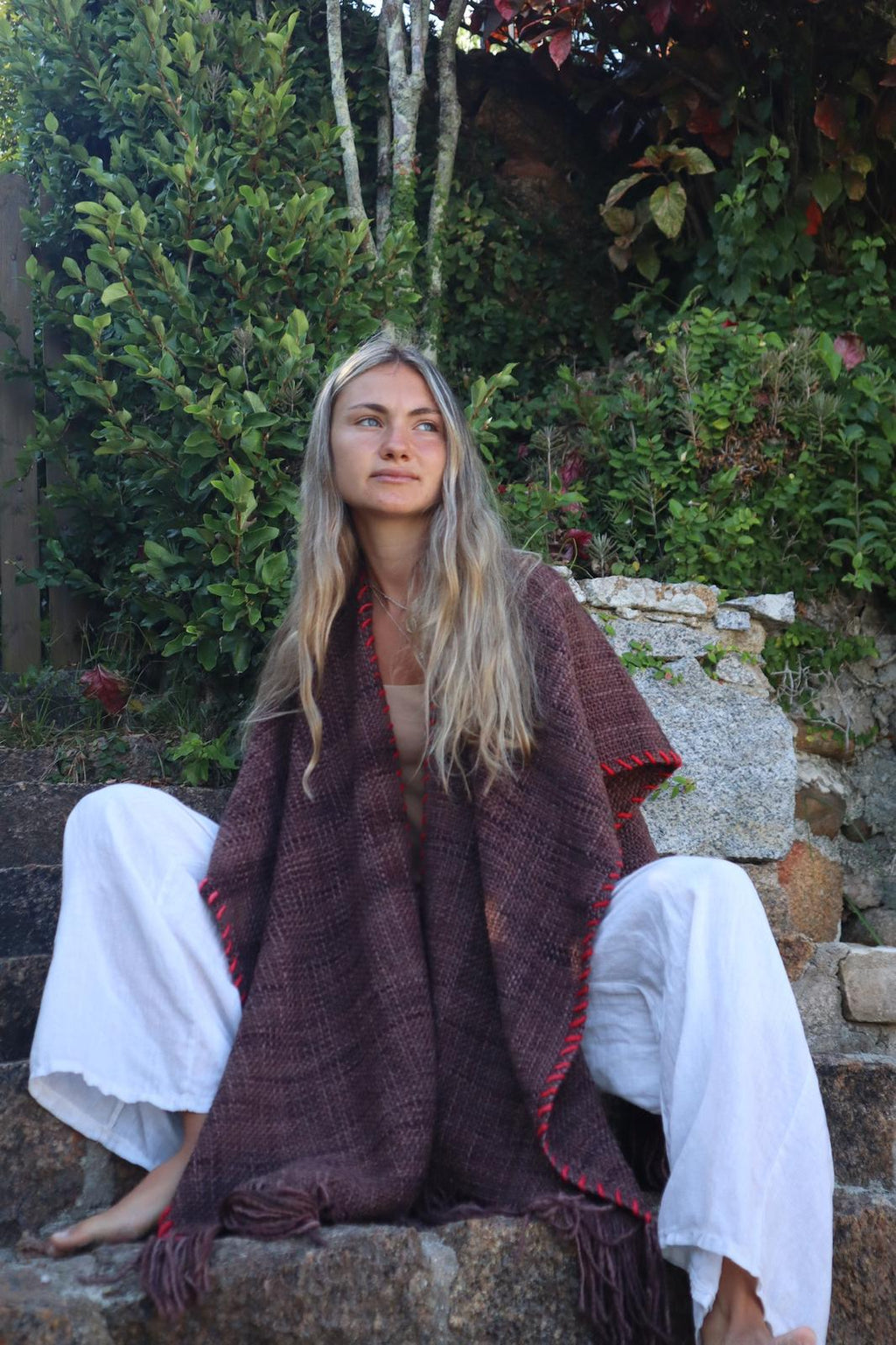 Ruana Rústica Fina Marrón con Pespunte Rojo