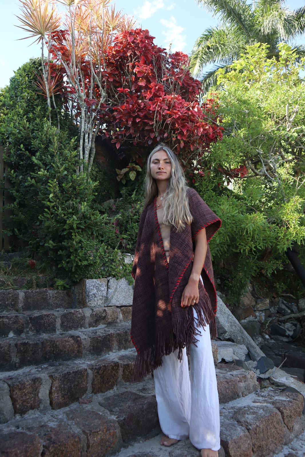 Ruana Rústica Fina Marrón con Pespunte Rojo