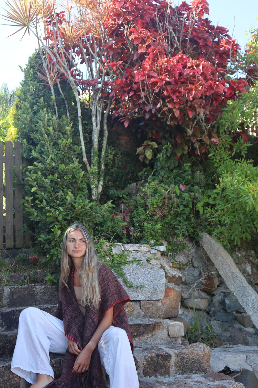 Ruana Rústica Fina Marrón con Pespunte Rojo