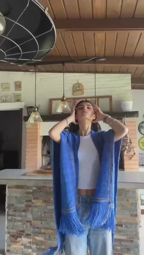 Ruana Rústica Azul con pespunte en beige