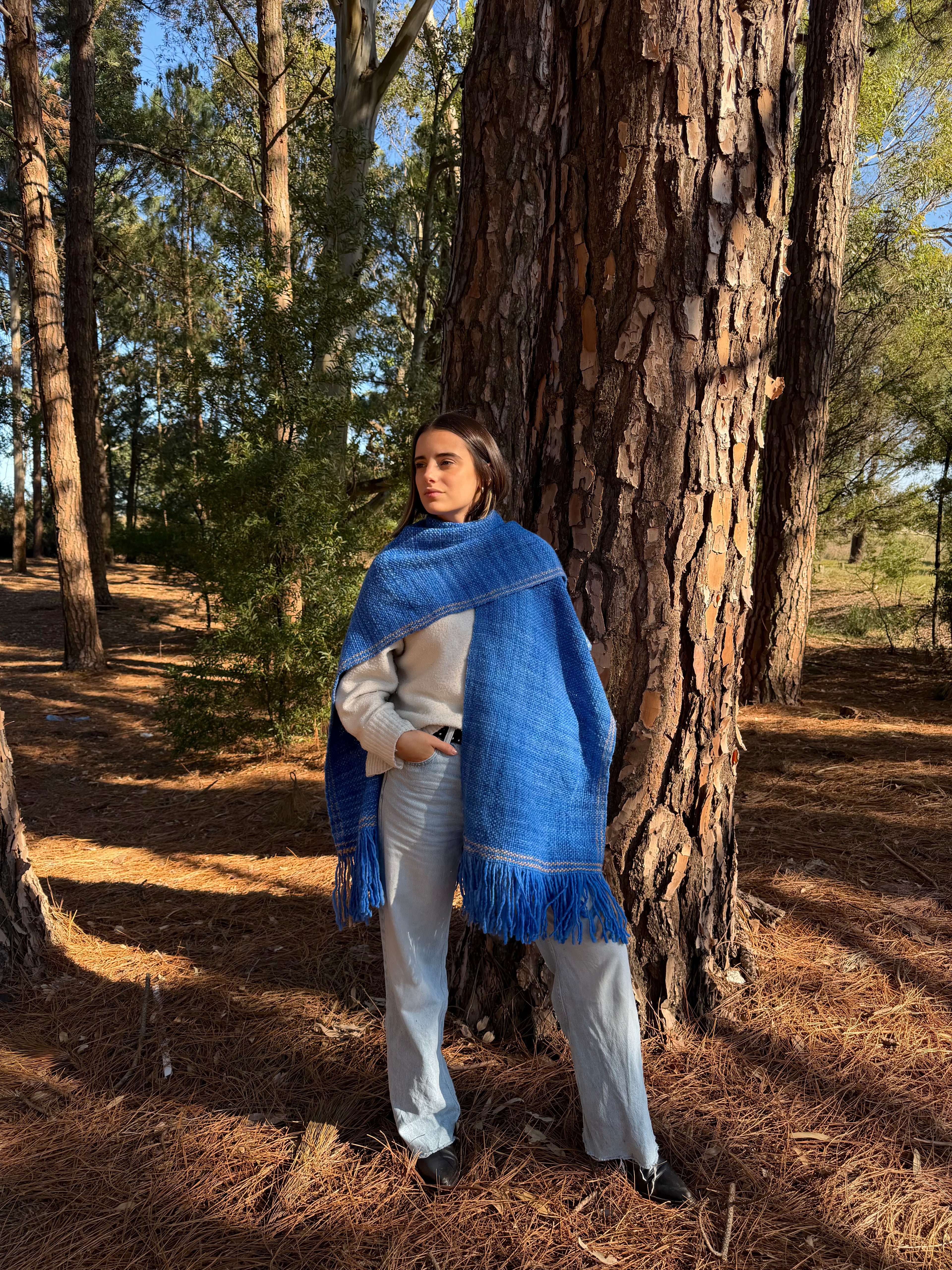 Ruana Rústica Azul con pespunte en beige