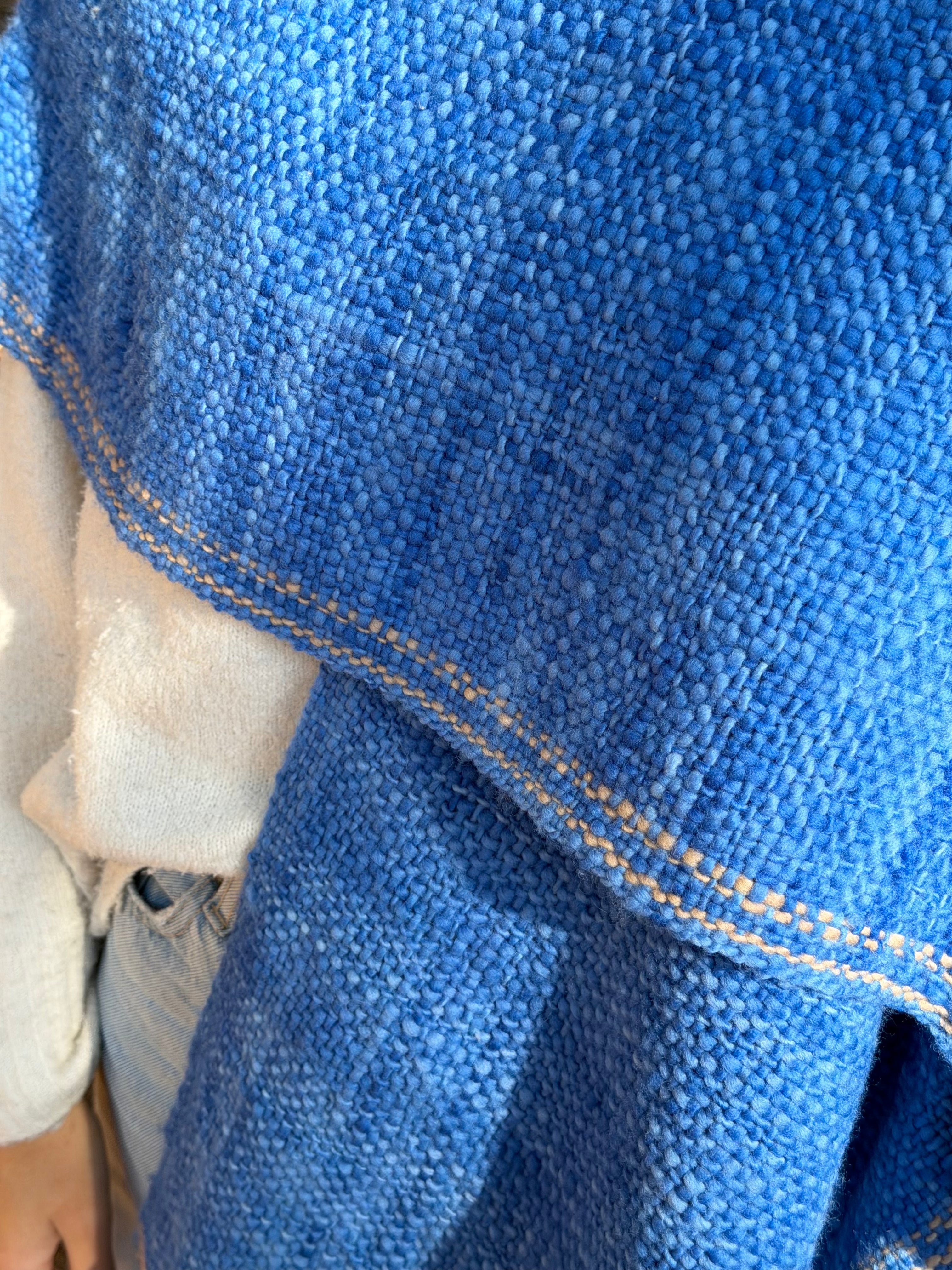 Ruana Rústica Azul con pespunte en beige