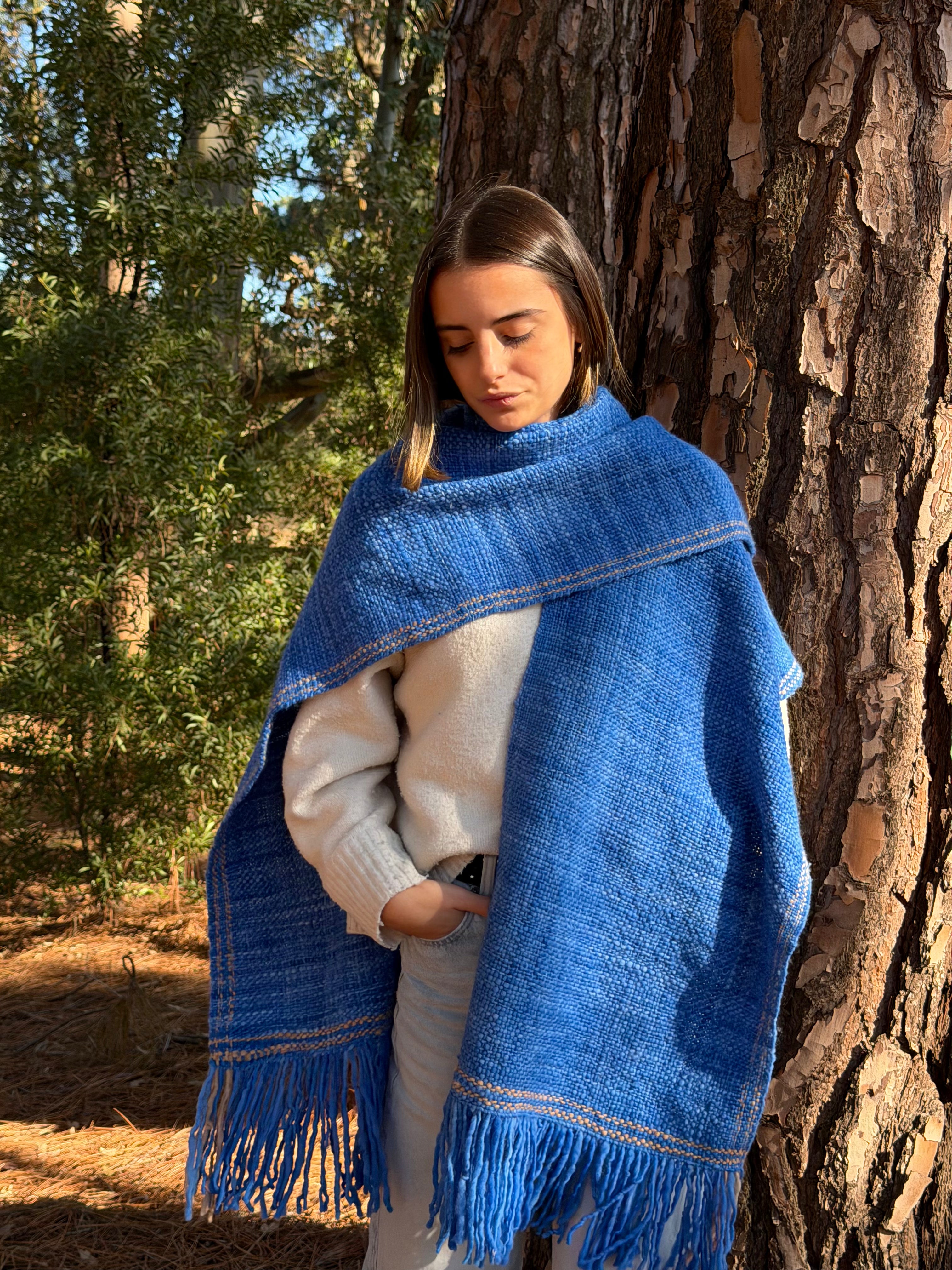 Ruana Rústica Azul con pespunte en beige