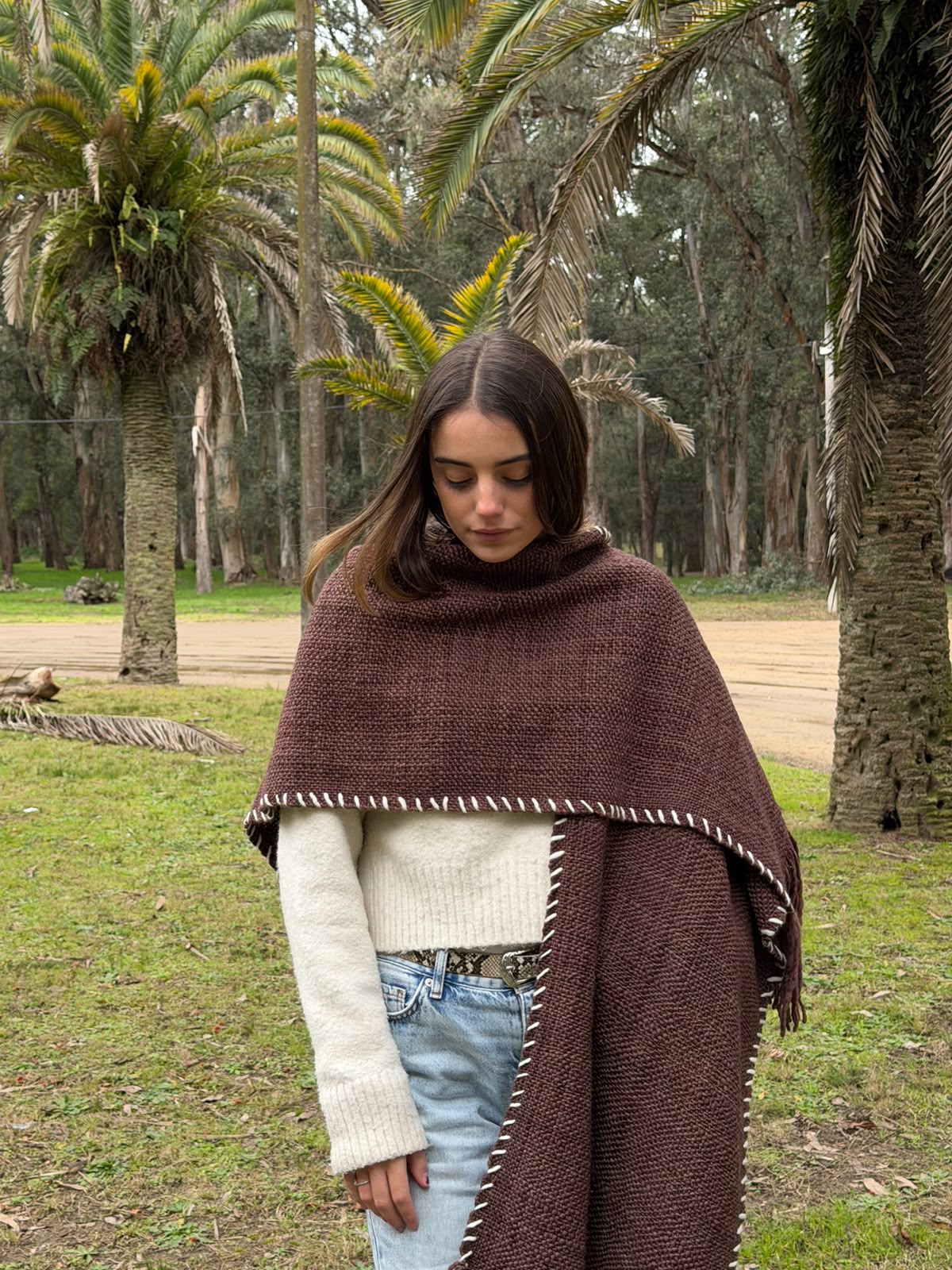 Ruana Rústica Marron con pespunte Crudo