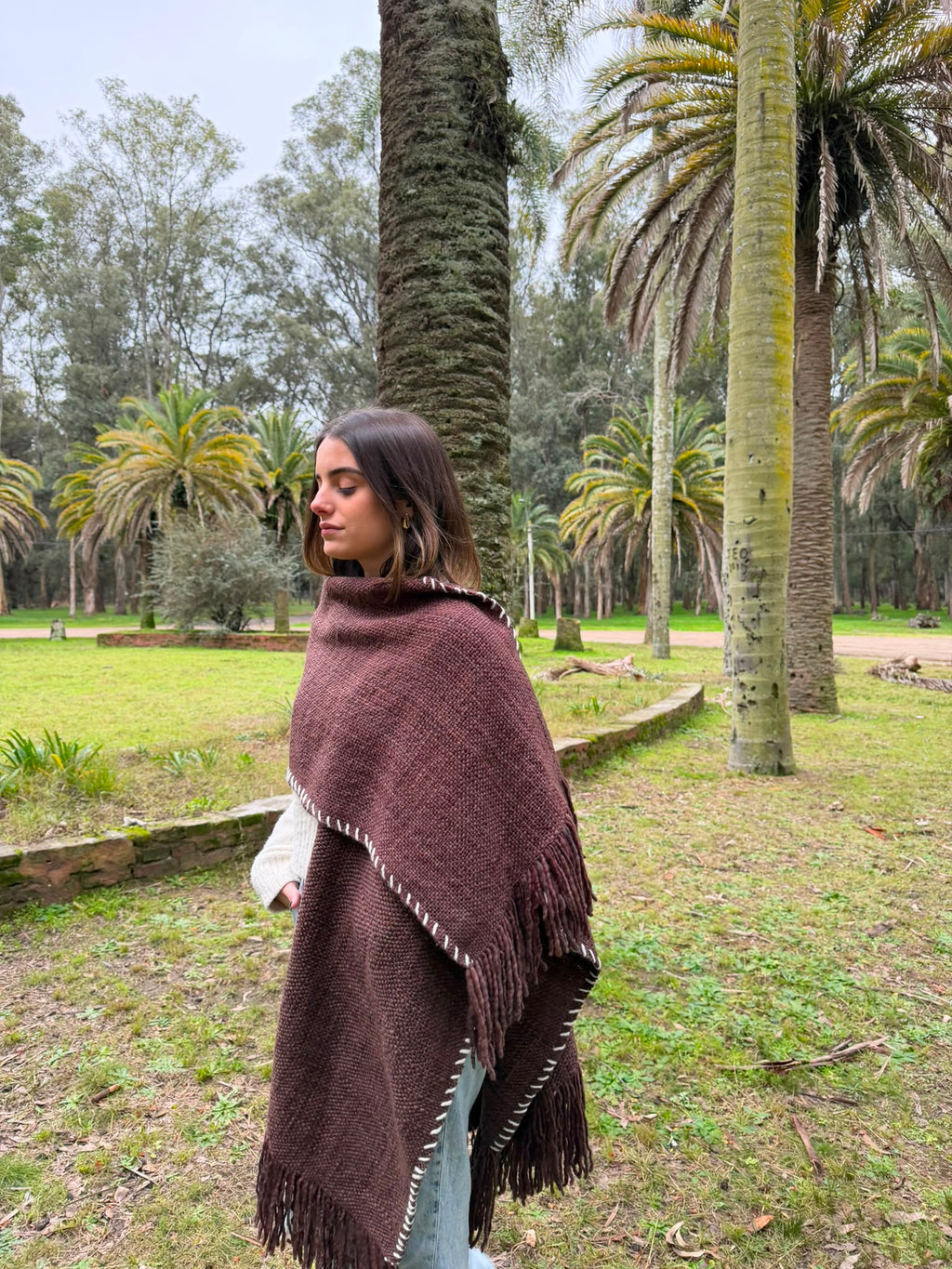 Ruana Rústica Marron con pespunte Crudo