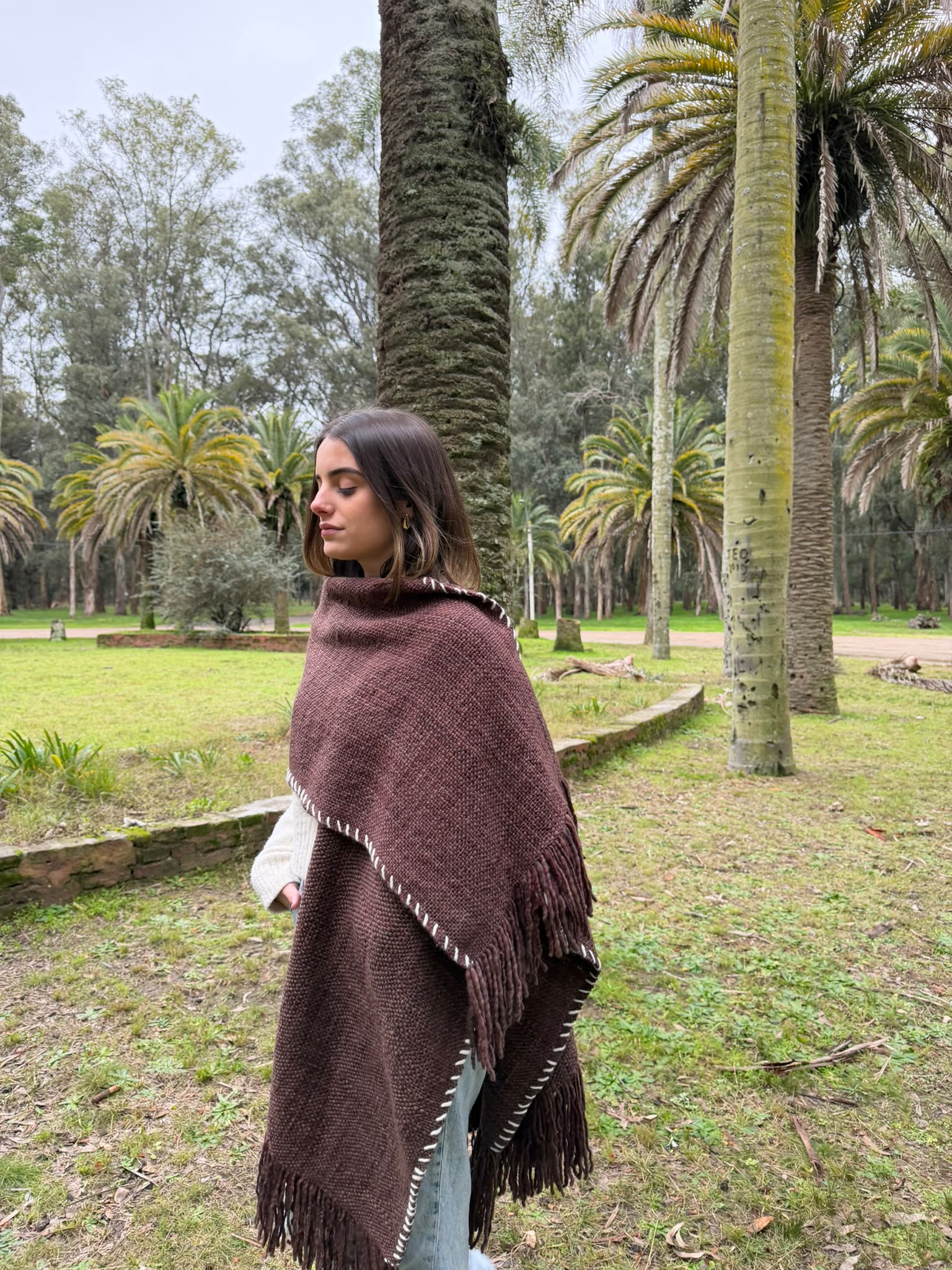 Ruana Rústica Marron con pespunte Crudo